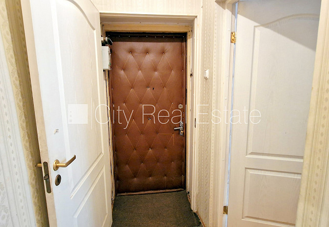 Fasādes māja, ieeja no pagalma, kāpņu telpa pēc kosmētiskā remonta, logi vērsti mājas Rīga - foto 19