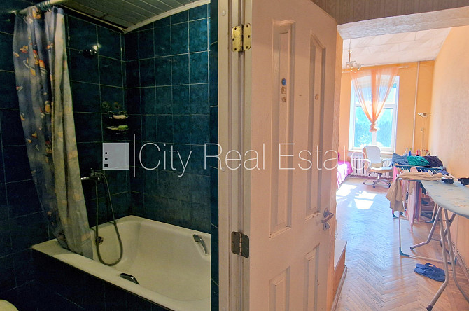 Fasādes māja, ieeja no pagalma, kāpņu telpa pēc kosmētiskā remonta, logi vērsti mājas Rīga - foto 13