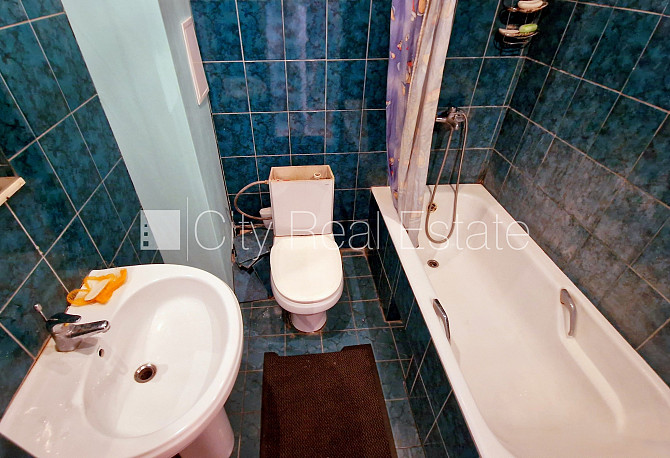 Fasādes māja, ieeja no pagalma, kāpņu telpa pēc kosmētiskā remonta, logi vērsti mājas Rīga - foto 15