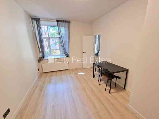 Фасадный дом, реновированный дом, закрытый двор, вход с улицы, лифт, лестничная Rīga