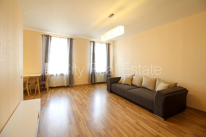 Renovēta māja, slēgts pagalms, ieeja no pagalma, kāpņu telpa pēc kosmētiskā remonta, logi Rīga - foto 2