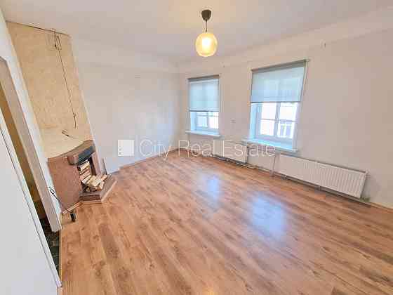 Фасадный дом, реновированный дом, закрытый двор, вход с улицы, лестничная клетка Rīga