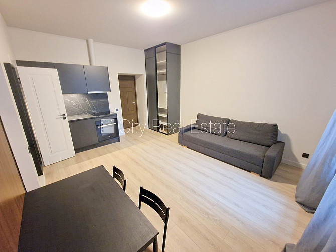 Fasādes māja, renovēta māja, slēgts pagalms, ieeja no ielas, ir lifts, kāpņu telpa pēc Rīga - foto 13