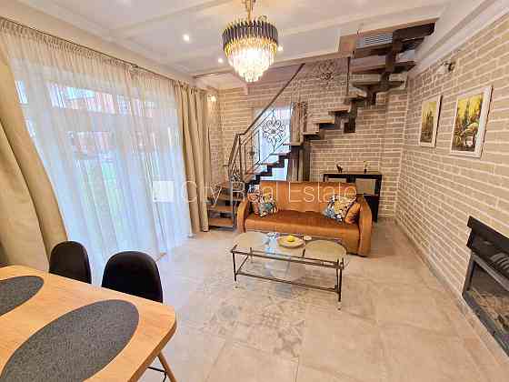 Фасадный дом, зеленая территория, закрытый двор, вход с улицы и со двора, окна Rīga