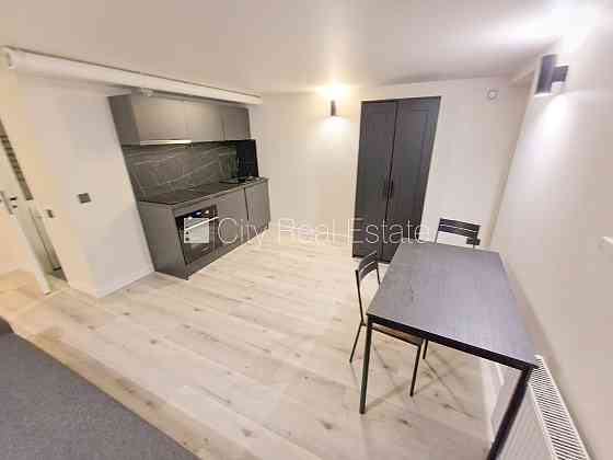 Фасадный дом, реновированный дом, закрытый двор, вход с улицы, полуподвал, Rīga