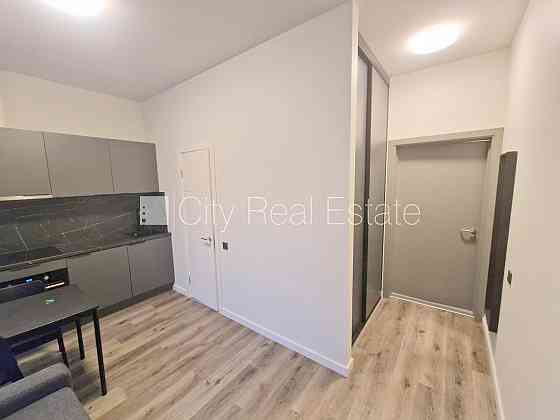 Здание во дворе, реновированный дом, закрытый двор, вход с улицы и со двора, Rīga