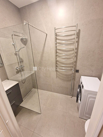 Pagalma ēka, renovēta māja, slēgts pagalms, ieeja no ielas un pagalma, kāpņu telpa pēc Rīga - foto 10