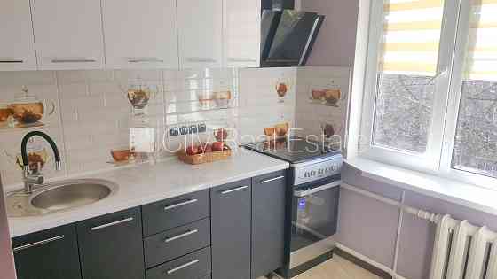 Фасадный дом, вход со двора, лестничная клетка после косметического ремонта, Rīga