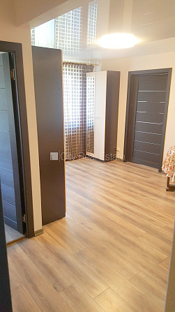 Fasādes māja, ieeja no pagalma, kāpņu telpa pēc kosmētiskā remonta, balkons, plašs skats no Rīga - foto 4