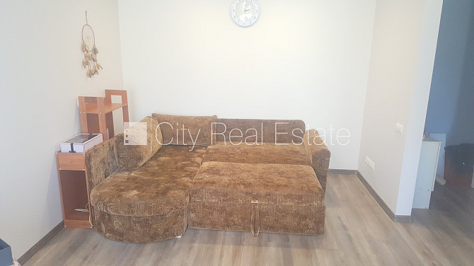 Fasādes māja, ieeja no pagalma, kāpņu telpa pēc kosmētiskā remonta, balkons, plašs skats no Rīga - foto 7