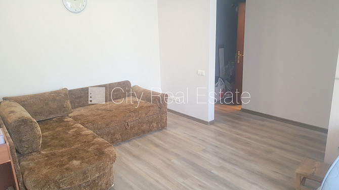 Fasādes māja, ieeja no pagalma, kāpņu telpa pēc kosmētiskā remonta, balkons, plašs skats no Rīga - foto 8