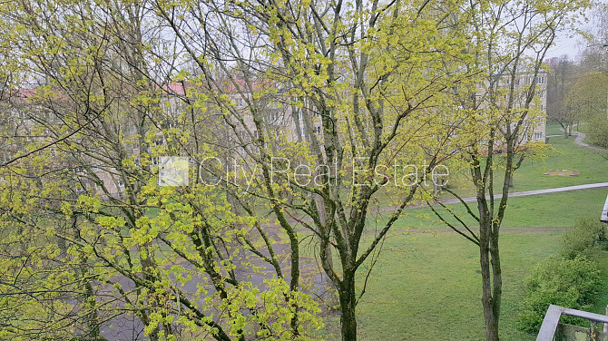 Fasādes māja, ieeja no pagalma, kāpņu telpa pēc kosmētiskā remonta, balkons, plašs skats no Rīga - foto 9