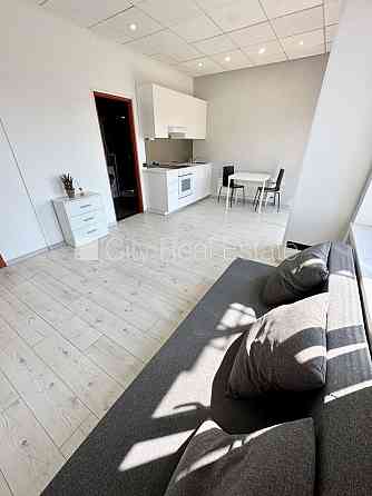 Новостройка, фасадный дом, вход с улицы, лифт, лестничная клетка после Rīga