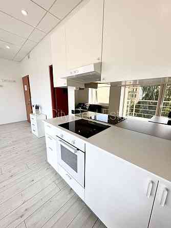 Новостройка, фасадный дом, вход с улицы, лифт, лестничная клетка после Rīga