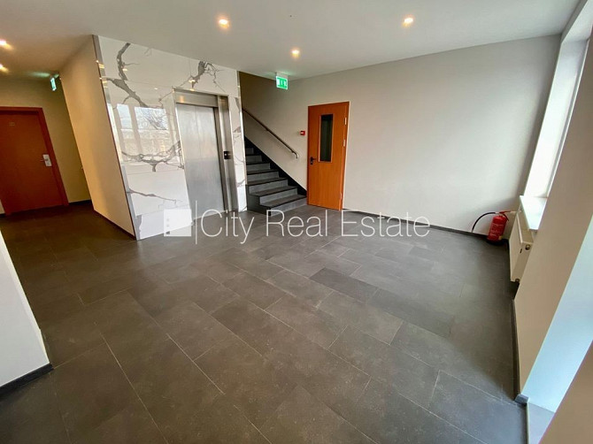 Jaunceltne, fasādes māja, ieeja no ielas, ir lifts, kāpņu telpa pēc kosmētiskā remonta, Rīga - foto 19