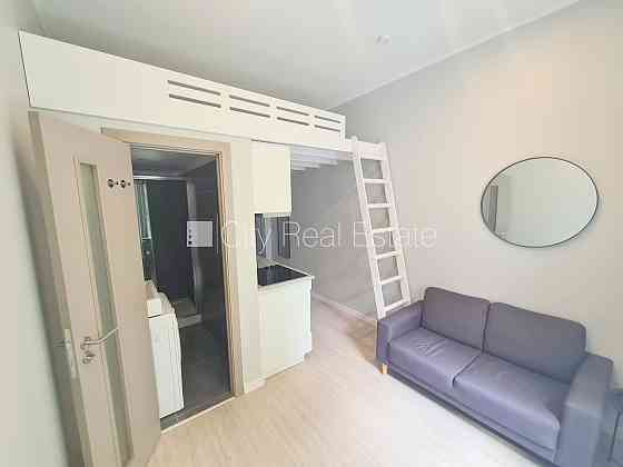 Здание во дворе, реновированный дом, закрытый двор, вход с улицы и со двора, Rīga