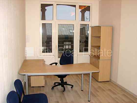 Фасадный дом, вход с улицы, лифт, лестничная клетка после капитального ремонта, Rīga