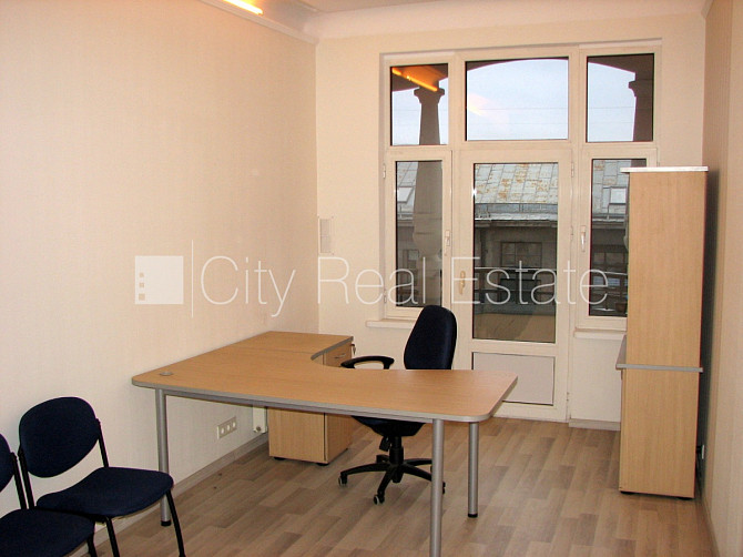 Fasādes māja, ieeja no ielas, ir lifts, kāpņu telpa pēc kapitālā remonta, lodžija, logi Rīga - foto 1