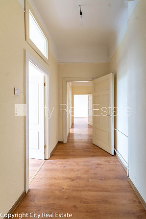 Fasādes māja, renovēta māja, iežogota teritorija, vieta automašīnai, ieeja no ielas un Rīga - foto 16