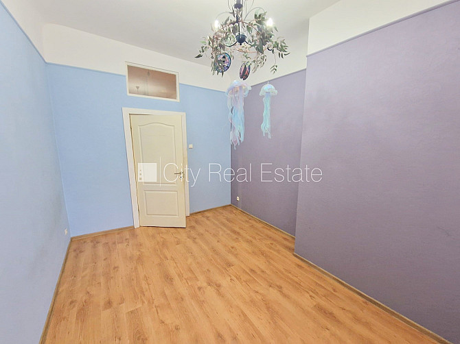 Fasādes māja, renovēta māja, iežogota teritorija, vieta automašīnai, ieeja no ielas un Rīga - foto 8