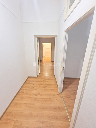 Fasādes māja, renovēta māja, iežogota teritorija, vieta automašīnai, ieeja no ielas un Rīga - foto 20