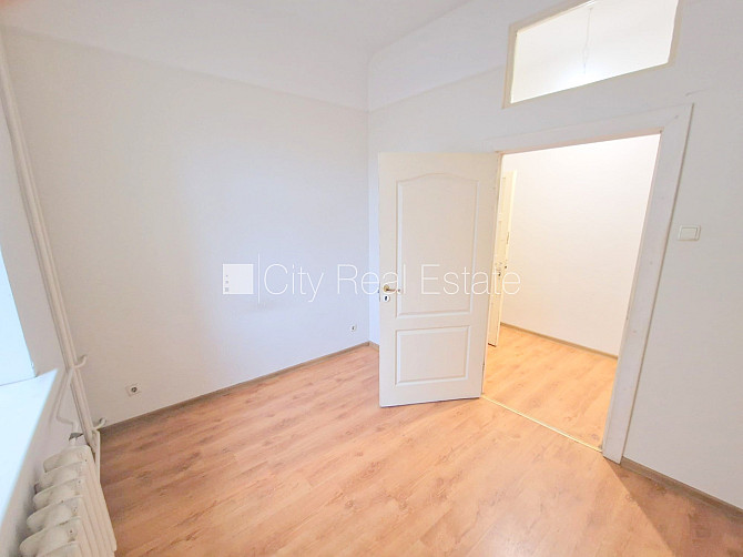 Fasādes māja, renovēta māja, iežogota teritorija, vieta automašīnai, ieeja no ielas un Rīga - foto 19