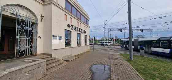 Земля в собственности, фасадный дом, на подвальном этаже доступно кладовое Rīga