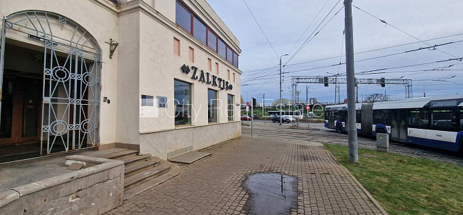 Zeme īpašumā, fasādes māja, pagrabstāvā pieejama noliktava, ieeja no ielas un pagalma, ir Rīga - foto 1