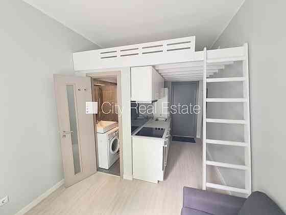 Фасадный дом, реновированный дом, закрытый двор, вход с улицы, лестничная клетка Rīga