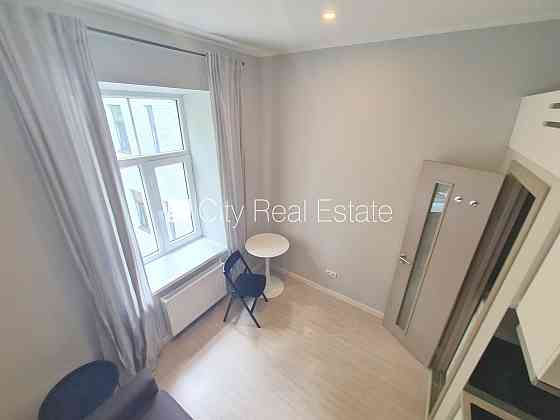 Фасадный дом, реновированный дом, закрытый двор, вход с улицы, лестничная клетка Rīga