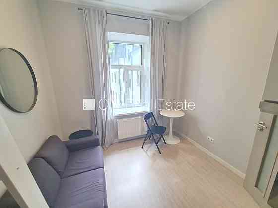 Фасадный дом, реновированный дом, закрытый двор, вход с улицы, лестничная клетка Rīga