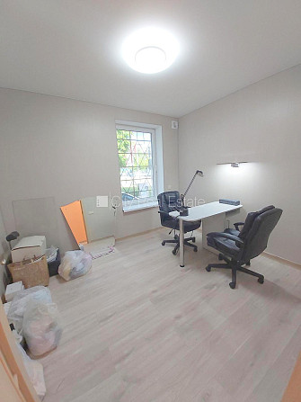 Fasādes māja, renovēta māja, vieta automašīnai, ieeja no ielas, logi vērsti mājas abās Rīga - foto 7