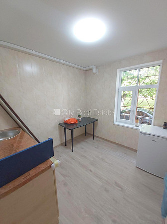 Fasādes māja, renovēta māja, vieta automašīnai, ieeja no ielas, logi vērsti mājas abās Rīga - foto 14