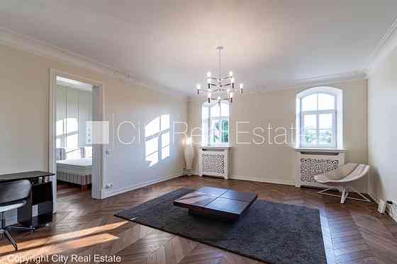 Фасадный дом, реновированный дом, вход с улицы, окна выходят на улицу, Rīga