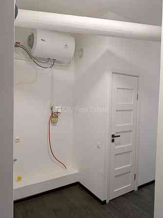 Дом во дворе, благоустроенная озеленённая территория, студио, кухня объединена с Rīga