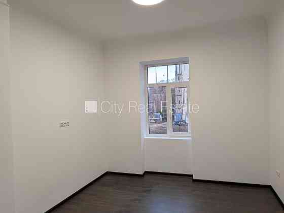 Дом во дворе, благоустроенная озеленённая территория, студио, кухня объединена с Rīga