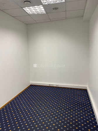 Fasādes māja, viena kvadrātmetra apsaimniekošanas maksa mēnesī  1.6 EUR, ieeja no ielas, logi Rīga - foto 8