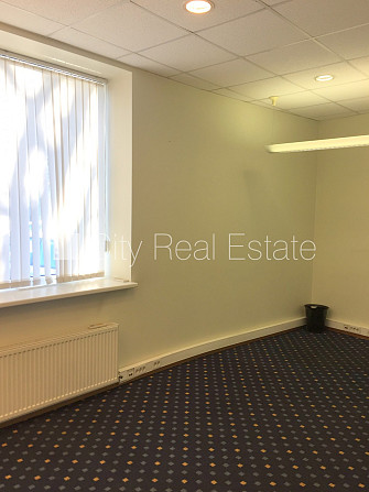 Fasādes māja, viena kvadrātmetra apsaimniekošanas maksa mēnesī  1.6 EUR, ieeja no ielas, logi Rīga - foto 9