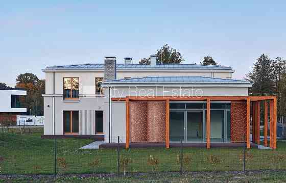 Частный дом, благоустроенная озеленённая территория, подъездная дорога покрыта Rīga