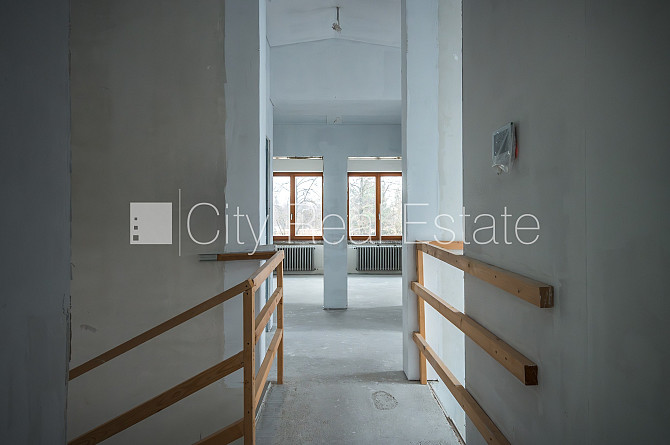 Privātmāja, labiekārtota apzaļumota teritorija, bruģēts piebraucamais ceļš, slēgta Rīga - foto 15