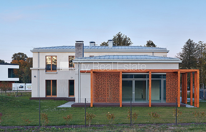 Privātmāja, labiekārtota apzaļumota teritorija, bruģēts piebraucamais ceļš, slēgta Rīga - foto 2