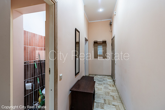 Фасадный дом, вход с улицы, окна выходят в обе стороны дома, одна изолированная Рига - изображение 16