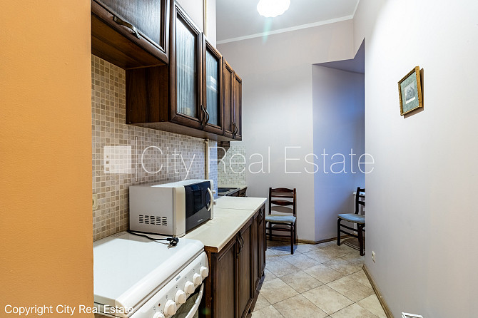 Фасадный дом, вход с улицы, окна выходят в обе стороны дома, одна изолированная Рига - изображение 10