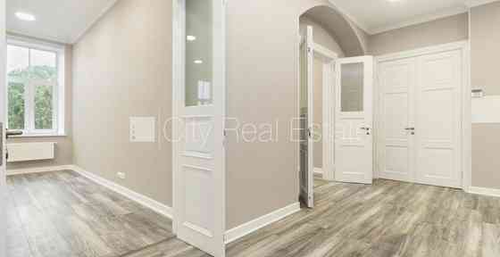 Фасадный дом, реновированный дом, вход с улицы, окна выходят во двор, окна выходят Рига