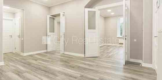 Фасадный дом, реновированный дом, вход с улицы, окна выходят во двор, окна выходят Рига