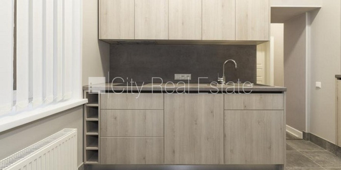 Фасадный дом, реновированный дом, вход с улицы, окна выходят во двор, окна выходят Рига - изображение 14