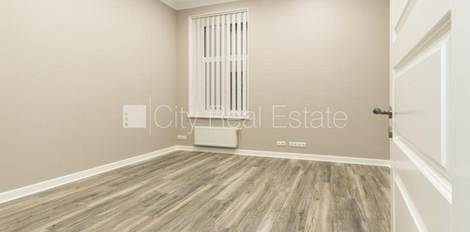 Фасадный дом, реновированный дом, вход с улицы, окна выходят во двор, окна выходят Рига - изображение 8