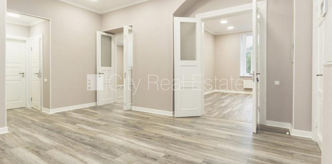 Фасадный дом, реновированный дом, вход с улицы, окна выходят во двор, окна выходят Рига - изображение 2