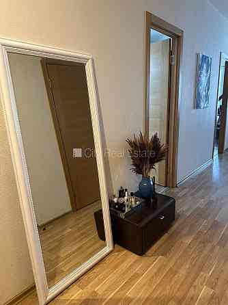 Фасадный дом, реновированный дом, благоустроенная озеленённая территория, место Рига