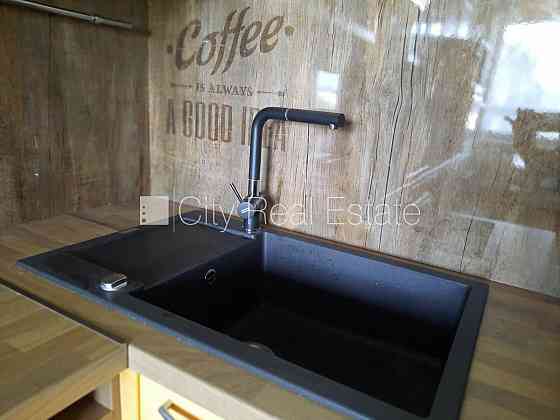 Фасадный дом, реновированный дом, благоустроенная озеленённая территория, место Рига